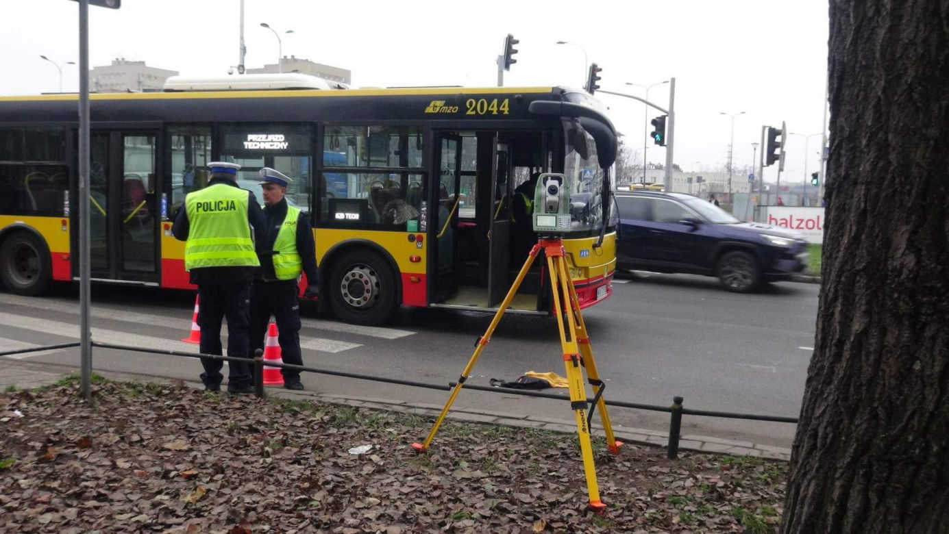 Plama krwi, torebka i rozbite okulary. Rozpacz kierowcy autobusu po koszmarnym wypadku na Mokotowie. Nowe informacje