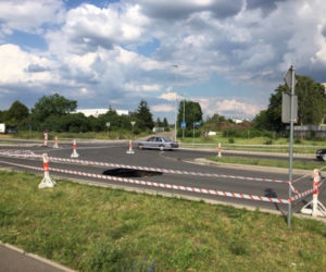 Na ulicy Wiosennej zapadła się jezdnia