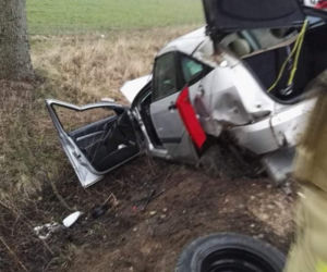 Koce-Schaby. Ford zjechał do rowu. Dwie osoby w szpitalu