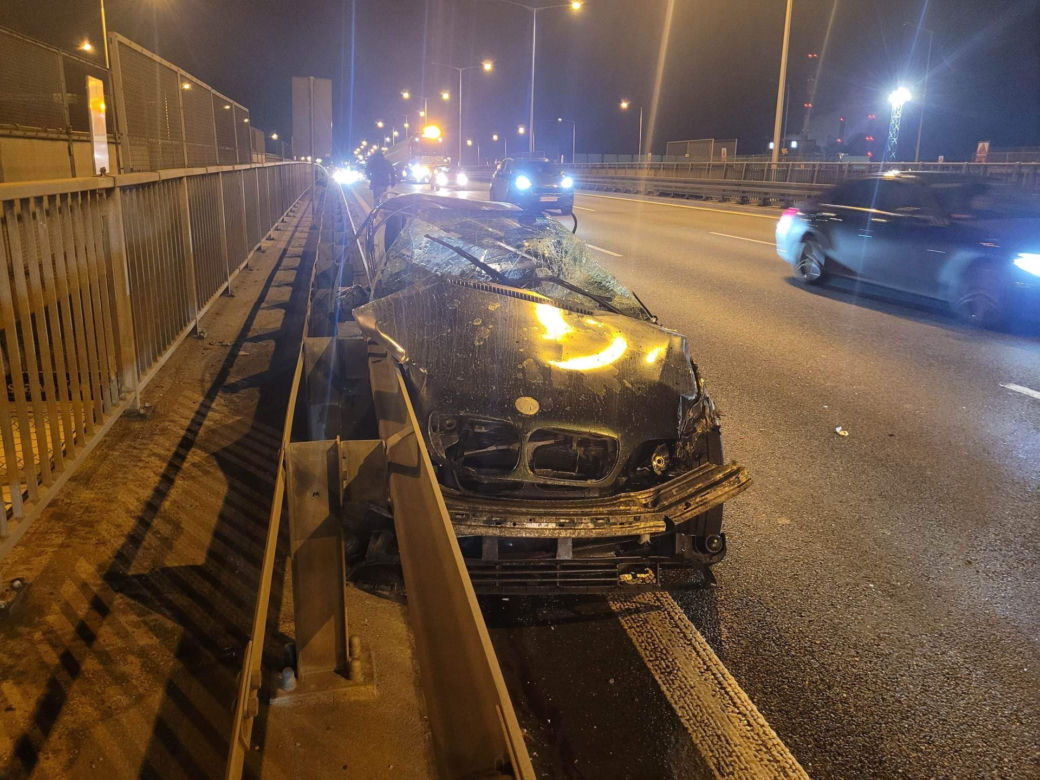 Bmw zgniecione przez tira jak puszka na trasie S8