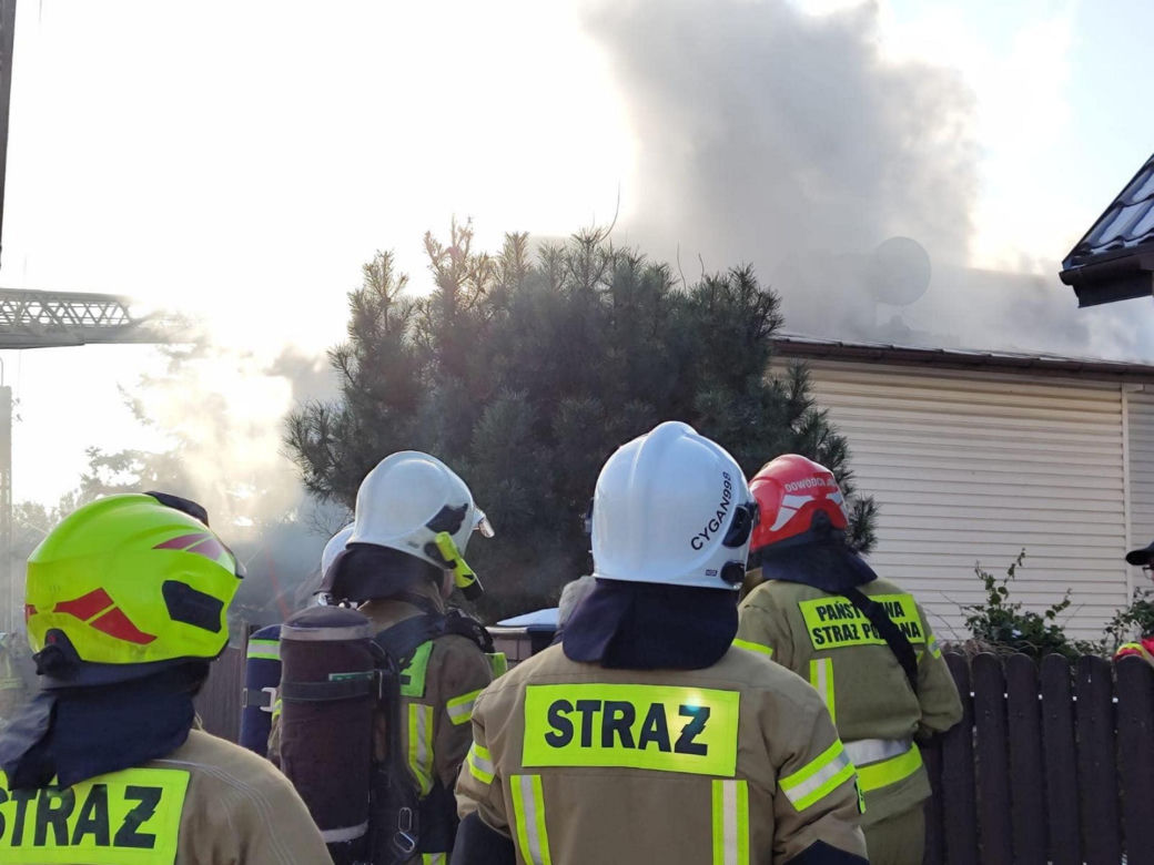  Wielki dym i ogień! Drewniany dom płonął jak pochodnia. Wstrząsające nagranie [WIDEO]