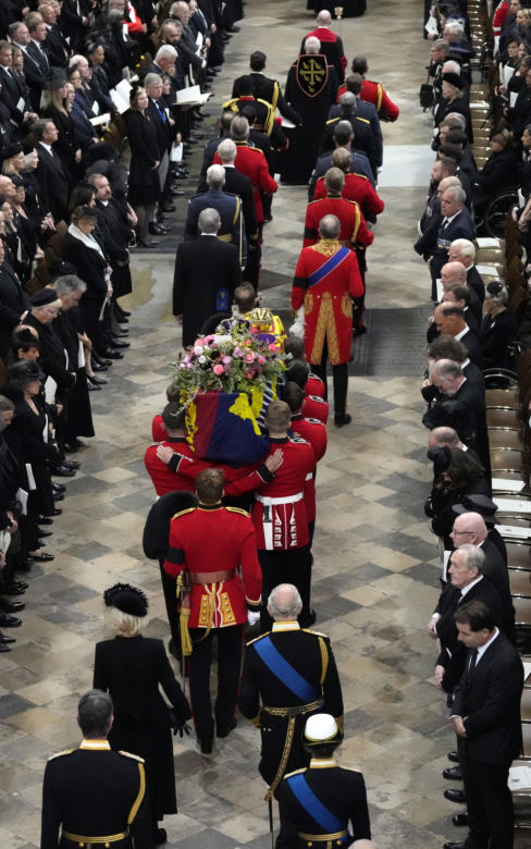 Trumna z Królową przybyła do Westminsteru