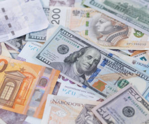 Dolar szaleje, złoty słabnie