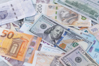 Dolar szaleje, złoty słabnie