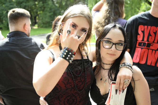 Fani i fanki czekają na System of a Down i Queens of the Stone Age! Zobacz zdjęcia spod PGE Narodowego