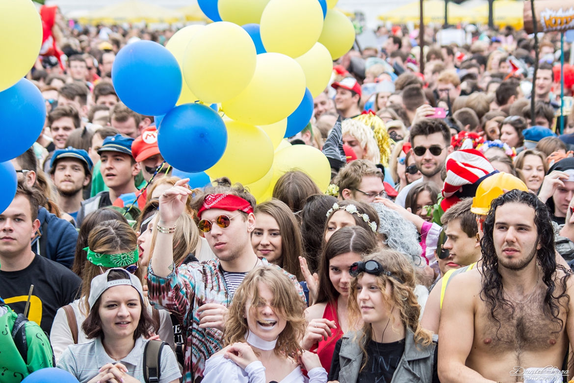 Korowód juwenaliowy na krakowski Rynek: Studenci świętują! [ZDJĘCIA]