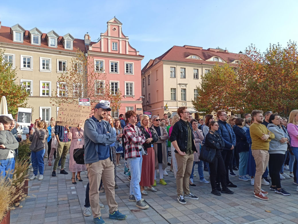Pikieta urzędników poznańskich na Placu Kolegiackim
