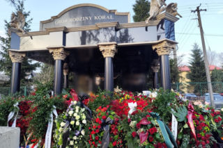 Tak wyglądał pogrzeb jednego z najbogatszych Polaków. Jego grobowiec to luksusowy pomnik