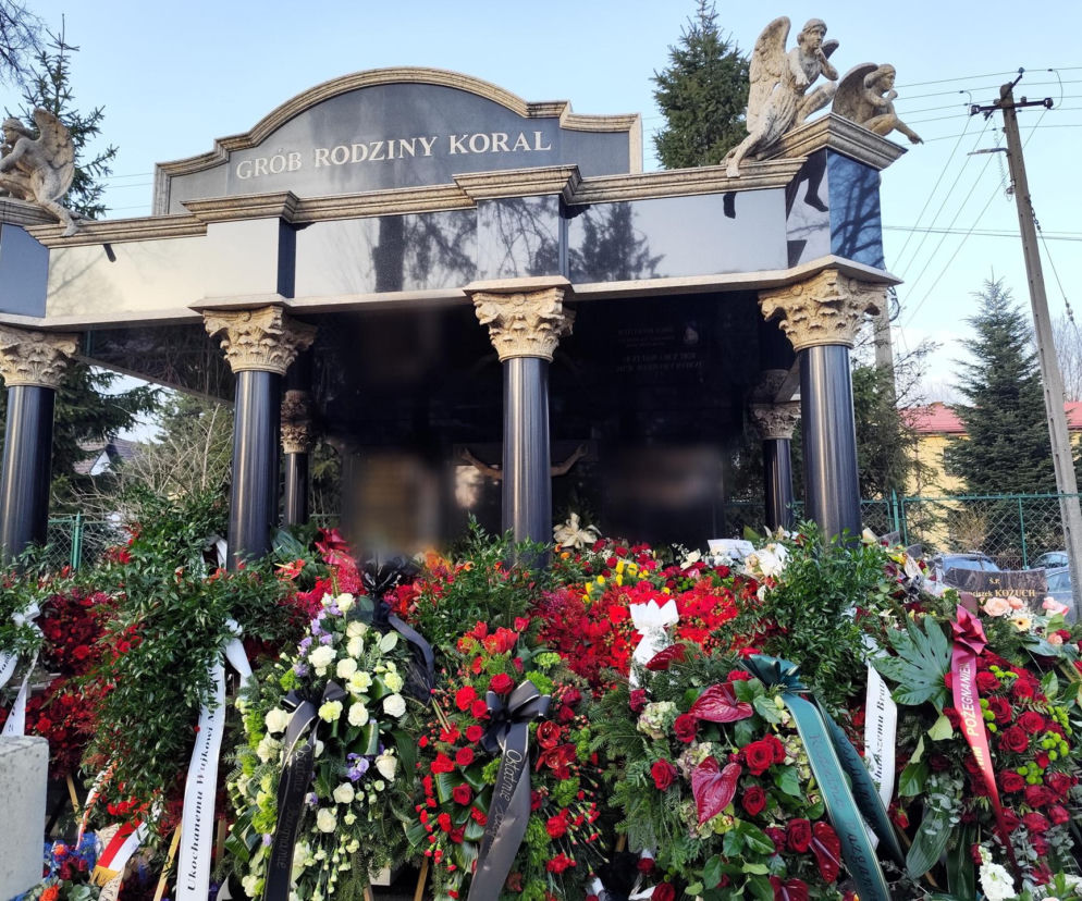 Tak wyglądał pogrzeb Mariana Korala. Imponujący grobowiec przykryty pięknymi wieńcami