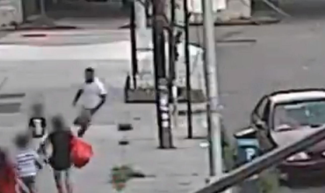Porywacz chwycił 5-latka i uciekł. Wtedy matka dziecka... Szokujące wideo