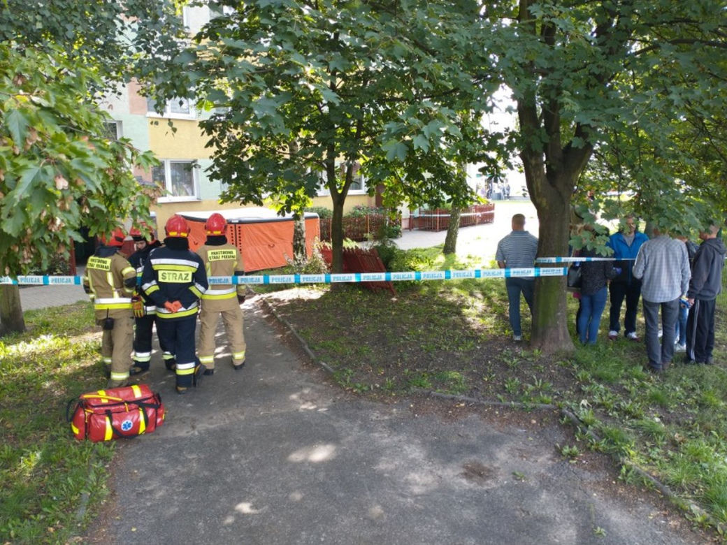 Inowrocław. Śmieci wypełniały mieszkanie po brzegi. Lokator zaatakował policjantów
