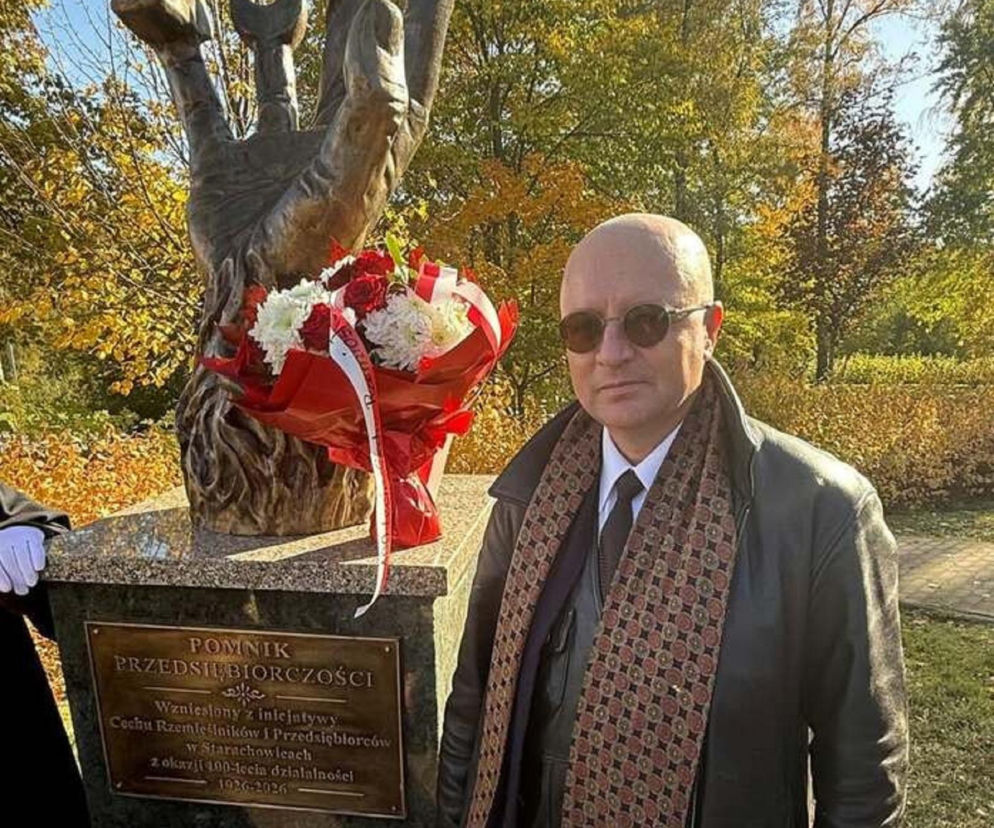 Paweł Grudniewski przy Pomniku Przedsiębiorczości w Starachowicach. Odsłonięcie monumentu opisuje Eska Starachowice.
