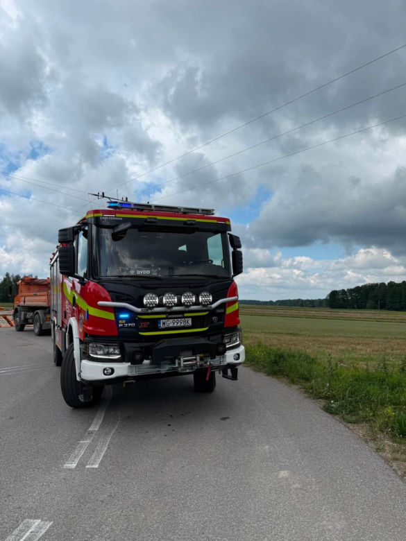 Kolizja maszyny drogowej z pociągiem na przejeździe kolejowo-drogowym Chromin-Jaźwiny w powiecie garwolińskim
