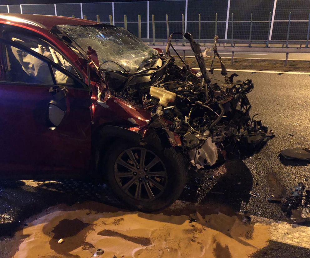 Mokrzyska. Lexus wbił się w naczepę z 20 tonami kleju. KURIOZALNA przyczyna