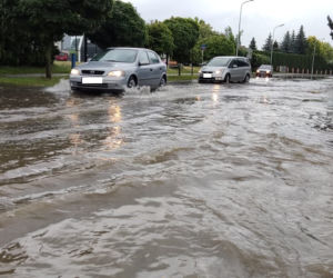 Ulewa w Rzeszowie! Rynny nie wytrzymują od nadmiaru deszczu [ZDJĘCIA,WIDEO]