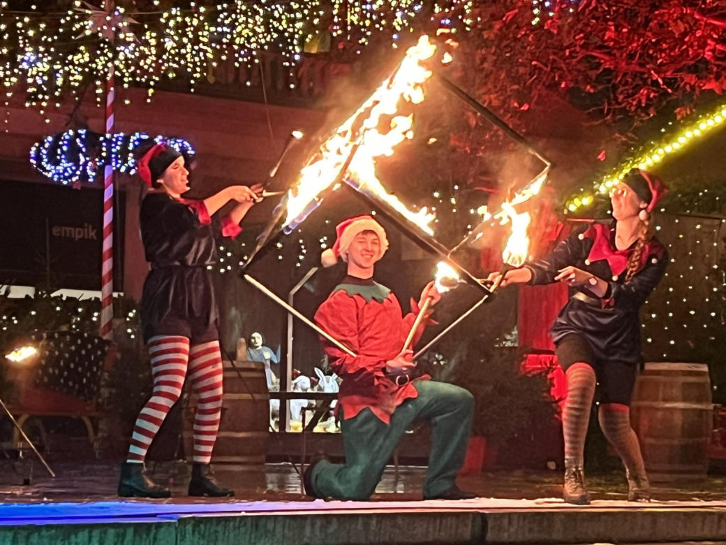 Betlejem Poznańskie 2023. Zimowe Fire Show na placu Wolności w Poznaniu