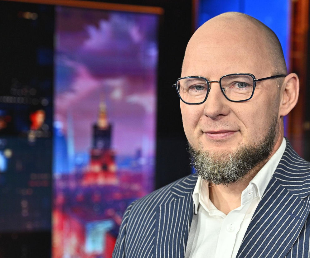 Portret wiceministra energii Piotra Masłowskiego w okularach. O jego planach przeczytasz na SE Superbiz.