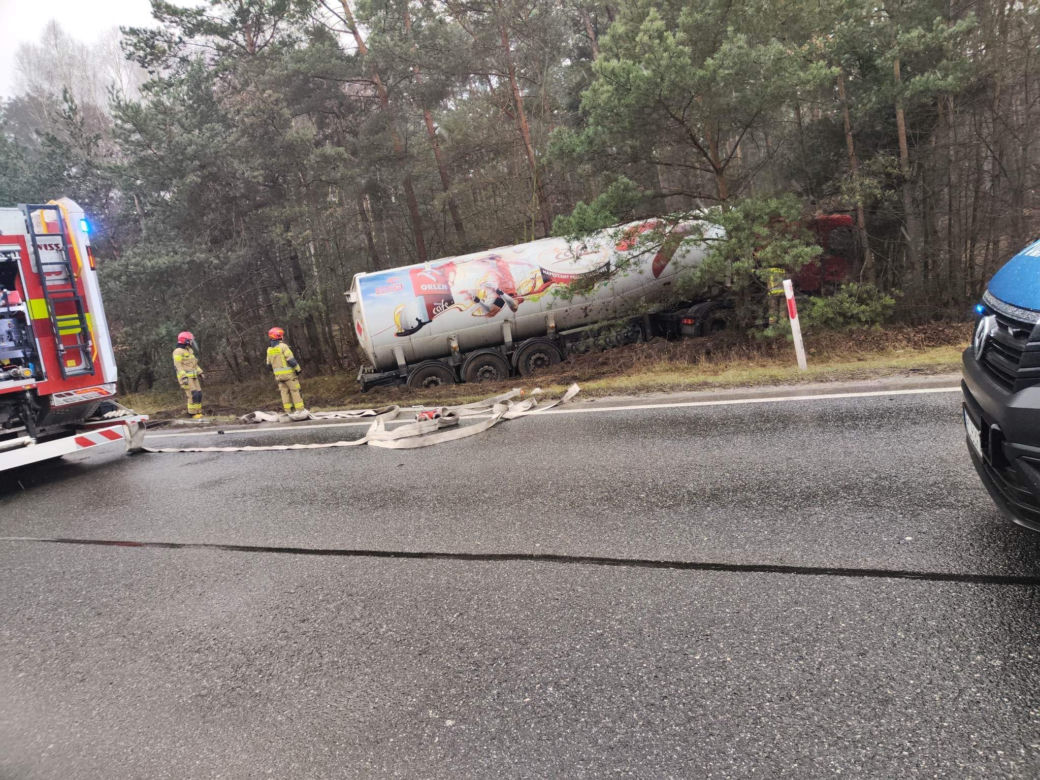 Wypadek na DK 25 pod Bydgoszczą. Cysterna wypadła z drogi i zatrzymała się na drzewie