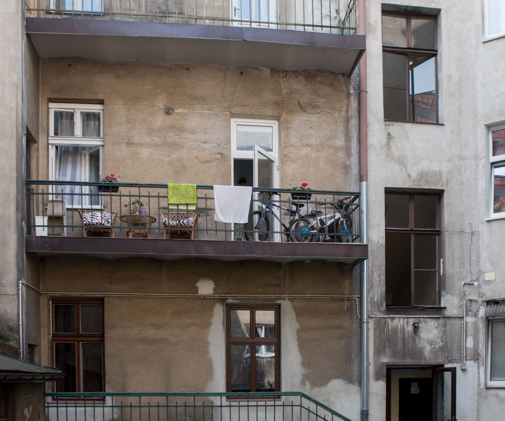 URZĘDNICY WYRZUCAJĄ MNIE DO PRZYTUŁKU
