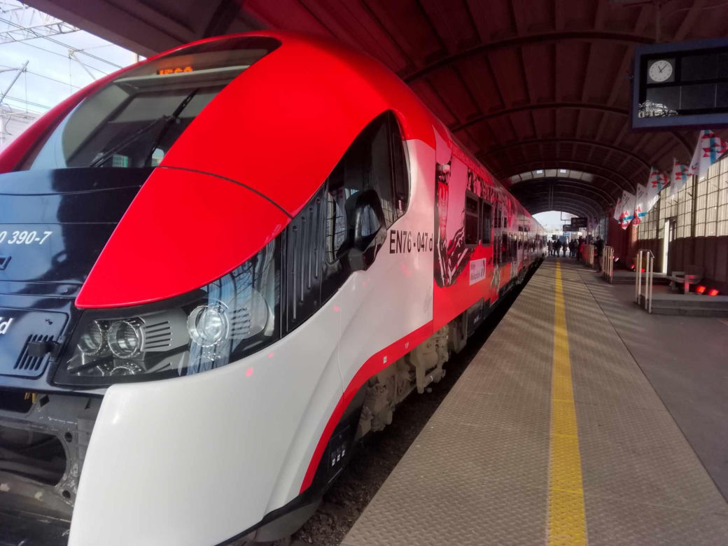 Tak wygląda specjalny pociąg Kolei Wielkopolskich z okazji 105. rocznicy wybuchu Powstania Wielkopolskiego