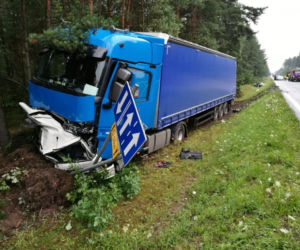 Tragiczna śmierć na drodze niedaleko Bolesławca. Ciężarówka rozerwała audi na pół