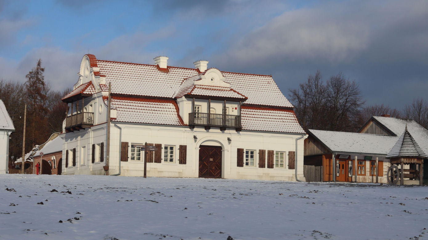 Cicho i wszędzie biało. Tak prezentuje się skansen w Lublinie w zimowej odsłonie! [GALERIA]