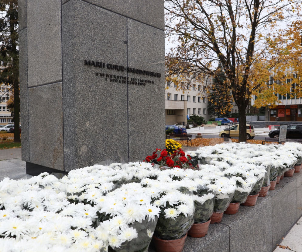 UMCS wspiera przedsiębiorców. Chryzantemy wokół pomnika patronki uczelni [AUDIO]