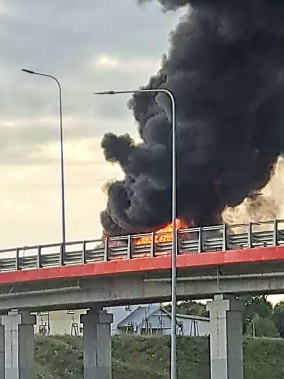 Czarne kłęby dymu nad Warszawą. Płonie dostawczak na ekspresówce 