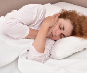 Budzisz się z bólem głowy i żuchwy? Nowe badanie wskazuje przyczynę. Sprawdź, jak sobie pomóc