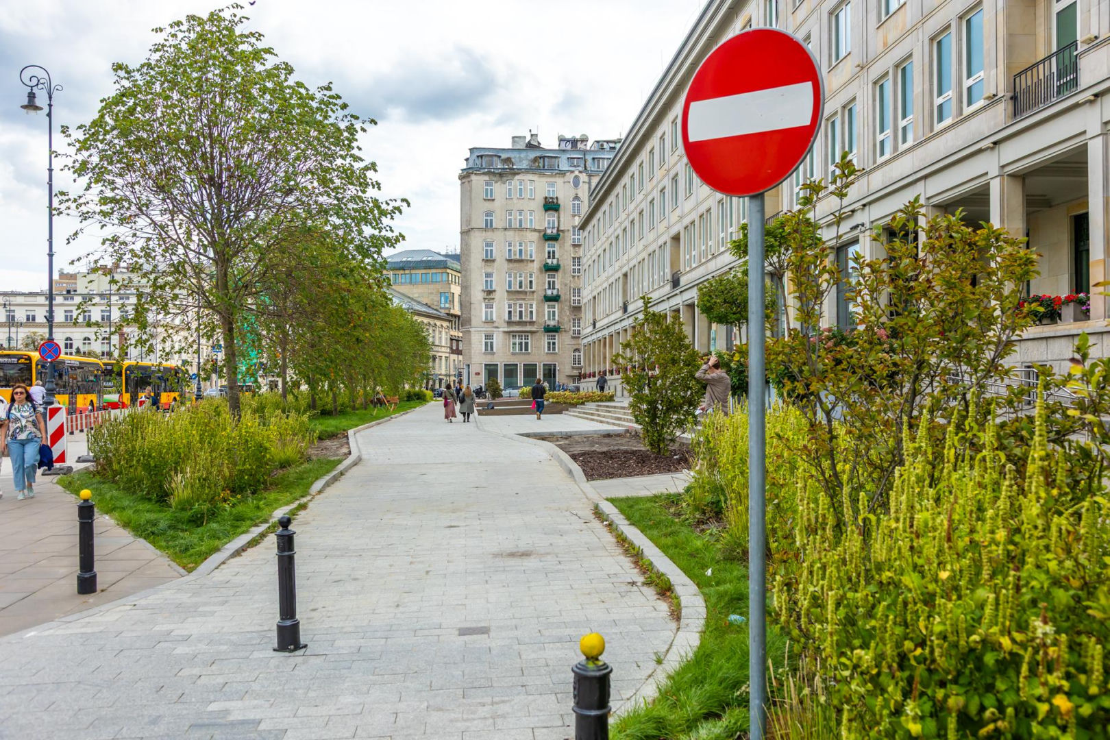 Zieleniec w miejscu parkingu na Placu Trzech Krzyży w Warszawie