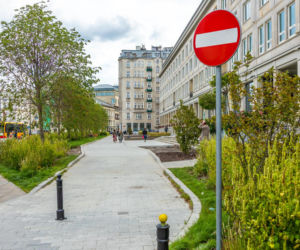 Zieleniec w miejscu parkingu na Placu Trzech Krzyży w Warszawie