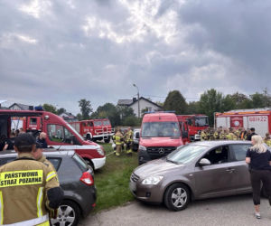 Wbił się toyotą w ogrodzenie. Pręt przebił pasażerkę. Kierowca uciekł
