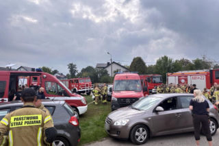 Wbił się toyotą w ogrodzenie. Pręt przebił pasażerkę. Kierowca uciekł