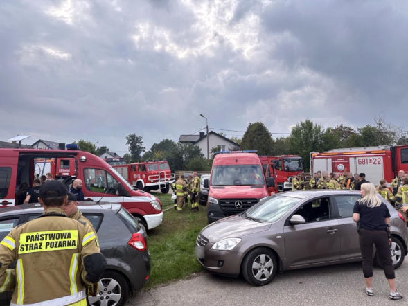 Toyota uderzyła w płot, pręt zabił pasażerkę. Kierowca uciekł