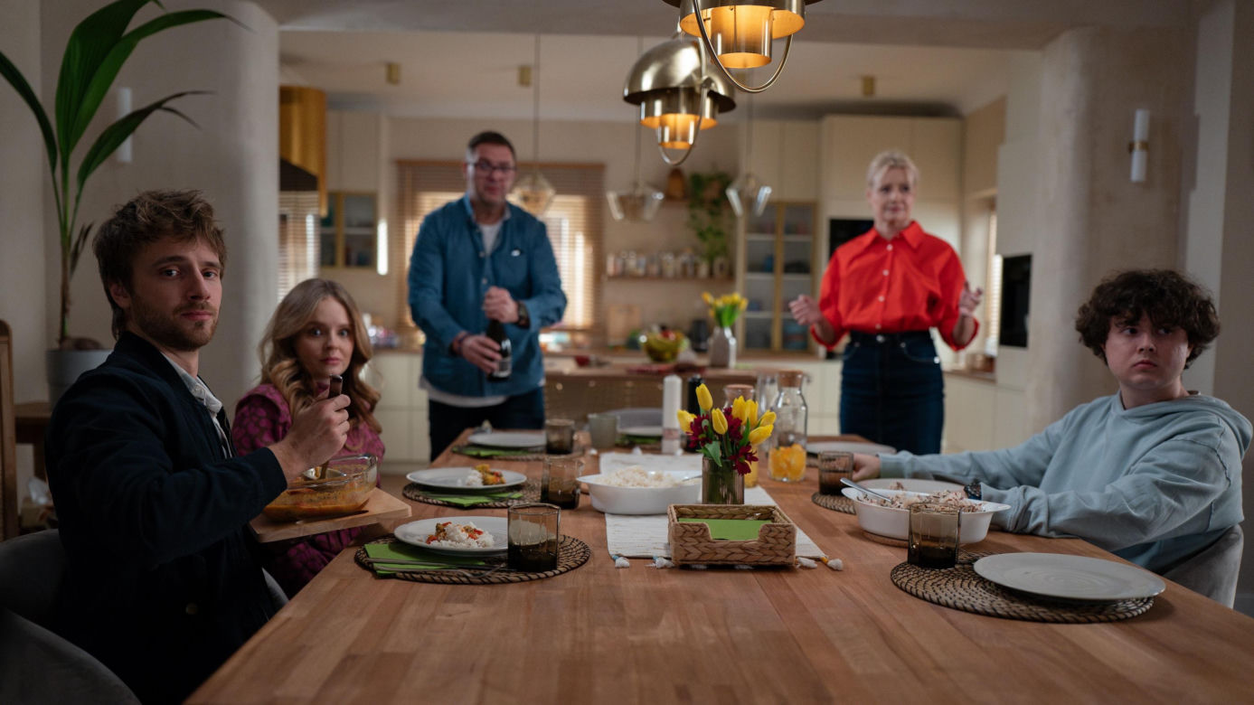 Rodzinka.pl odc. 295 (odc. 8). Magda (Olga Kalicka), Tomek (Maciej Musiał), Ludwik (Tomasz Karolak), Natalia (Małgorzata Kożuchowska), Kacper (Mateusz Pawłowski)