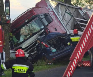  Kierowca zmiażdżony w aucie po czołowym zderzeniu 