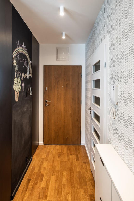 38-metrowa kawalerka projektu Interiorsy. Króluje tu minimalizm z dużą dawką koloru
