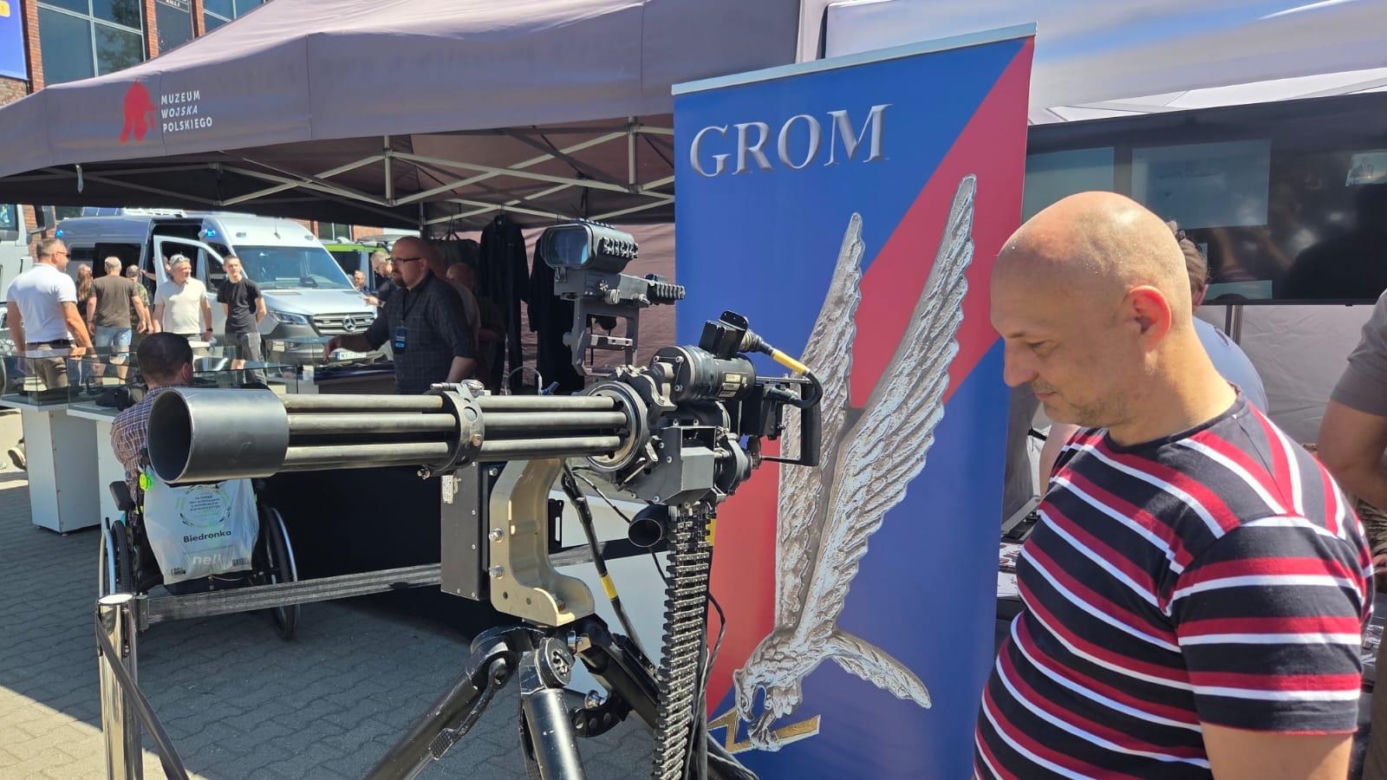 Tłum na warszawskich Targach Obronnych