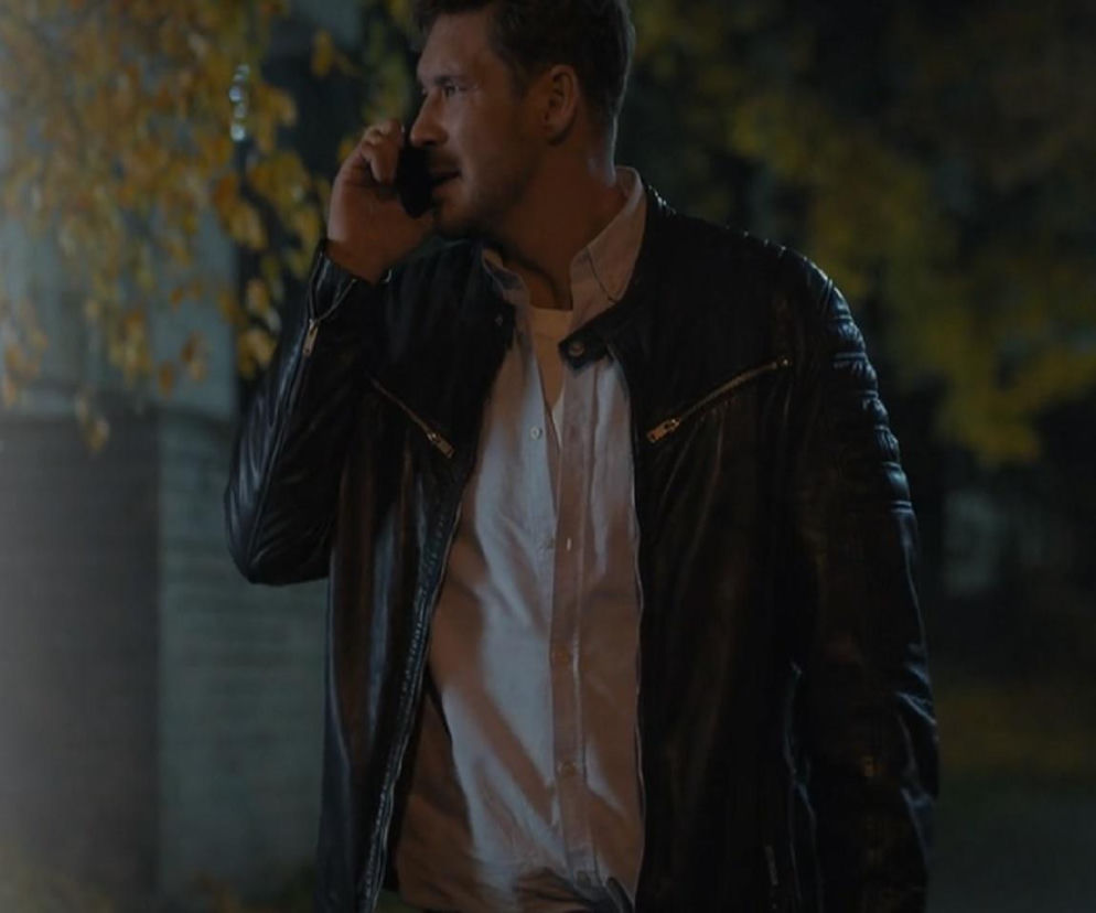 Marcin (Mikołaj Roznerski) rozmawia przez telefon, próbując odnaleźć Kamę (Michalina Sosna), która odeszła. Mężczyzna jest w czarnej skórzanej kurtce i białej koszuli, na zewnątrz widać jesienne liście. Więcej o losach bohaterów przeczytasz na stronie Super Seriale.