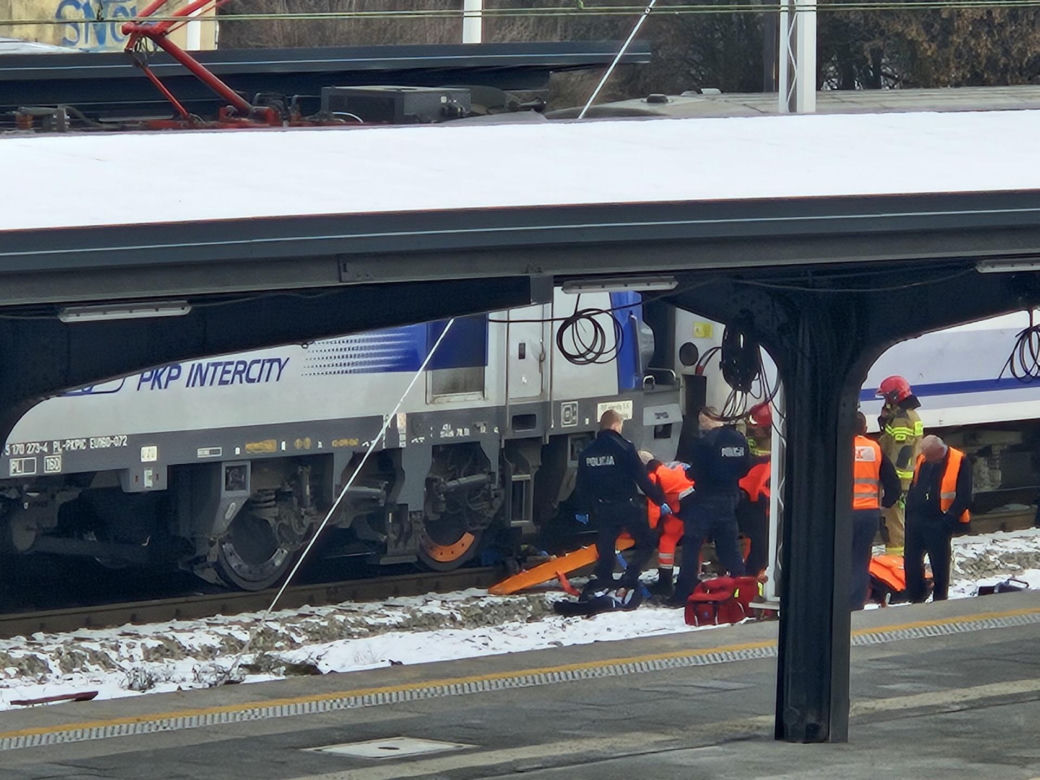 Mysłowice. 16-latka wyciągnięta spod pociągu Intercity na dworcu PKP. Zabrał ją śmigłowiec LPR [ZDJĘCIA].