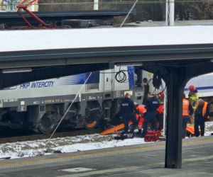 Mysłowice. 16-latka wyciągnięta spod pociągu Intercity na dworcu PKP. Zabrał ją śmigłowiec LPR [ZDJĘCIA].