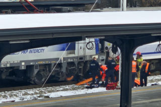 Mysłowice. 16-latka wyciągnięta spod pociągu Intercity na dworcu PKP. Zabrał ją śmigłowiec LPR [ZDJĘCIA].
