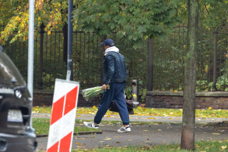 Maciej Kurzajewski kupuje Katarzynie Cichopek kwiaty na bazarku