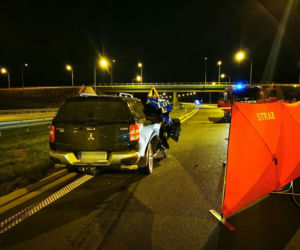 Z całym impetem wjechał w tył ciężarówki. NIE ŻYJE pasażer. Nocna makabra na S5 pod Śmiglem