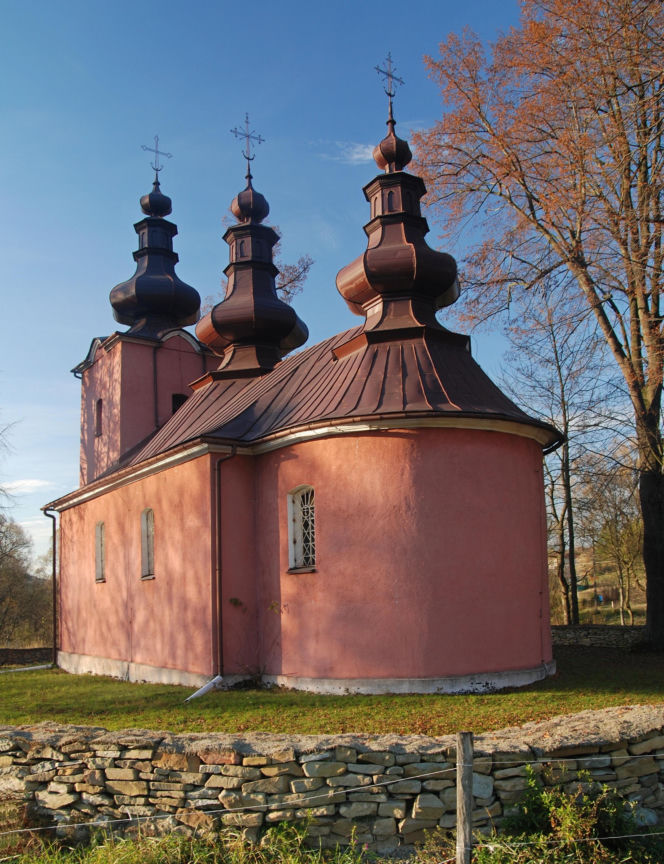 To jedna z najmniejszych wsi w Małopolsce. Znajduje się w niej zaledwie 16 domów
