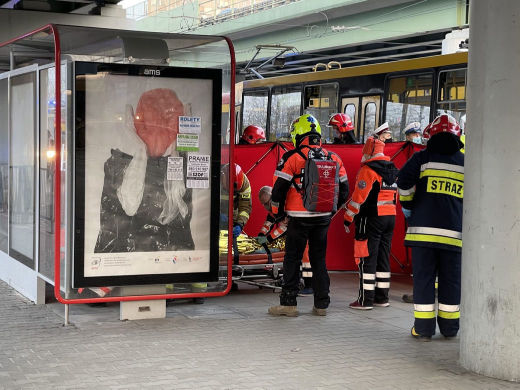Zderzenie tramwajów na rondzie Starzyńskiego są ranni. Nie było karetek