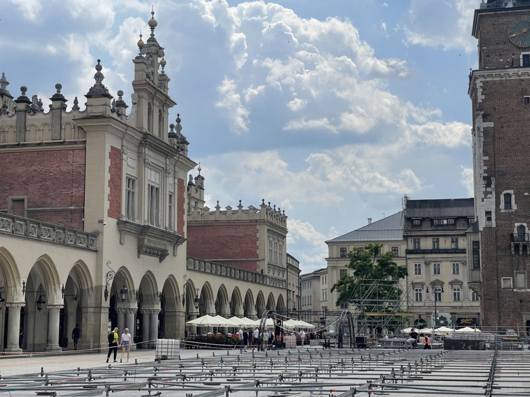 Kontrowersyjna budowa na Rynku Głównym w Krakowie. Mieszkańcy podzieleni