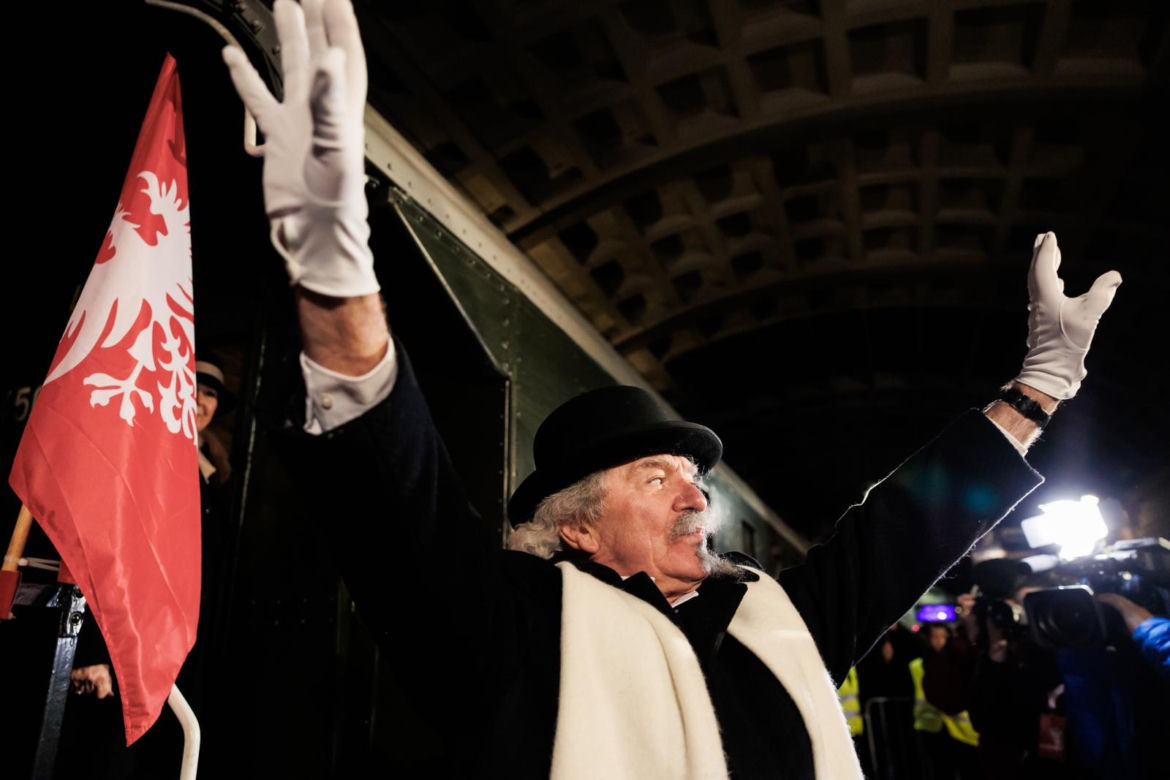 Paderewski przybył do Poznania; tłum mieszkańców na inscenizacji przyjazdu kompozytora do stolicy Wielkopolski