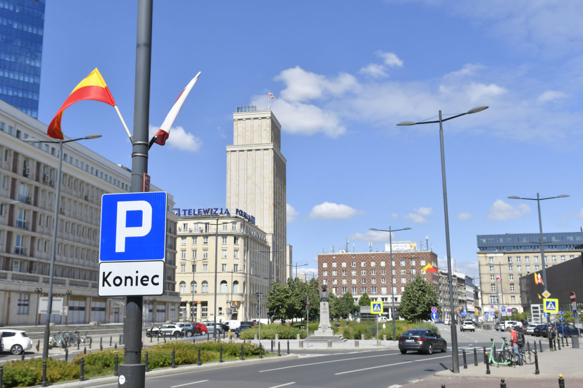 "Parkowanie w Warszawie to makabra!" Lipy opóźniają budowę parkingu podziemnego