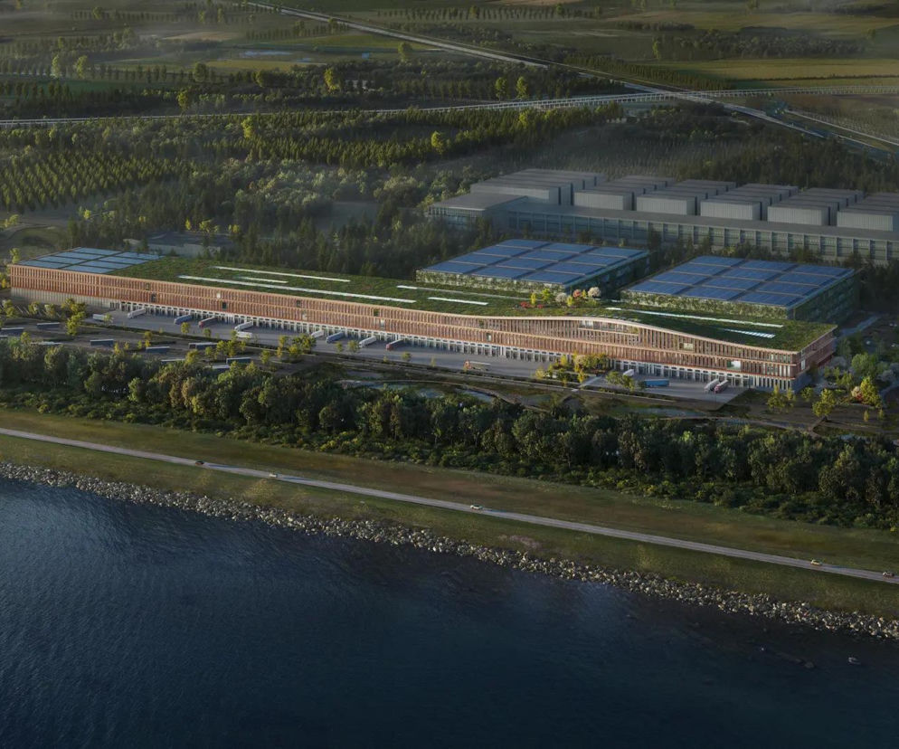 Drewniane centrum logistyczne z zielonym dachem nad wodą. O ekologicznej inwestycji w Lelystad przeczytasz na Architektura.